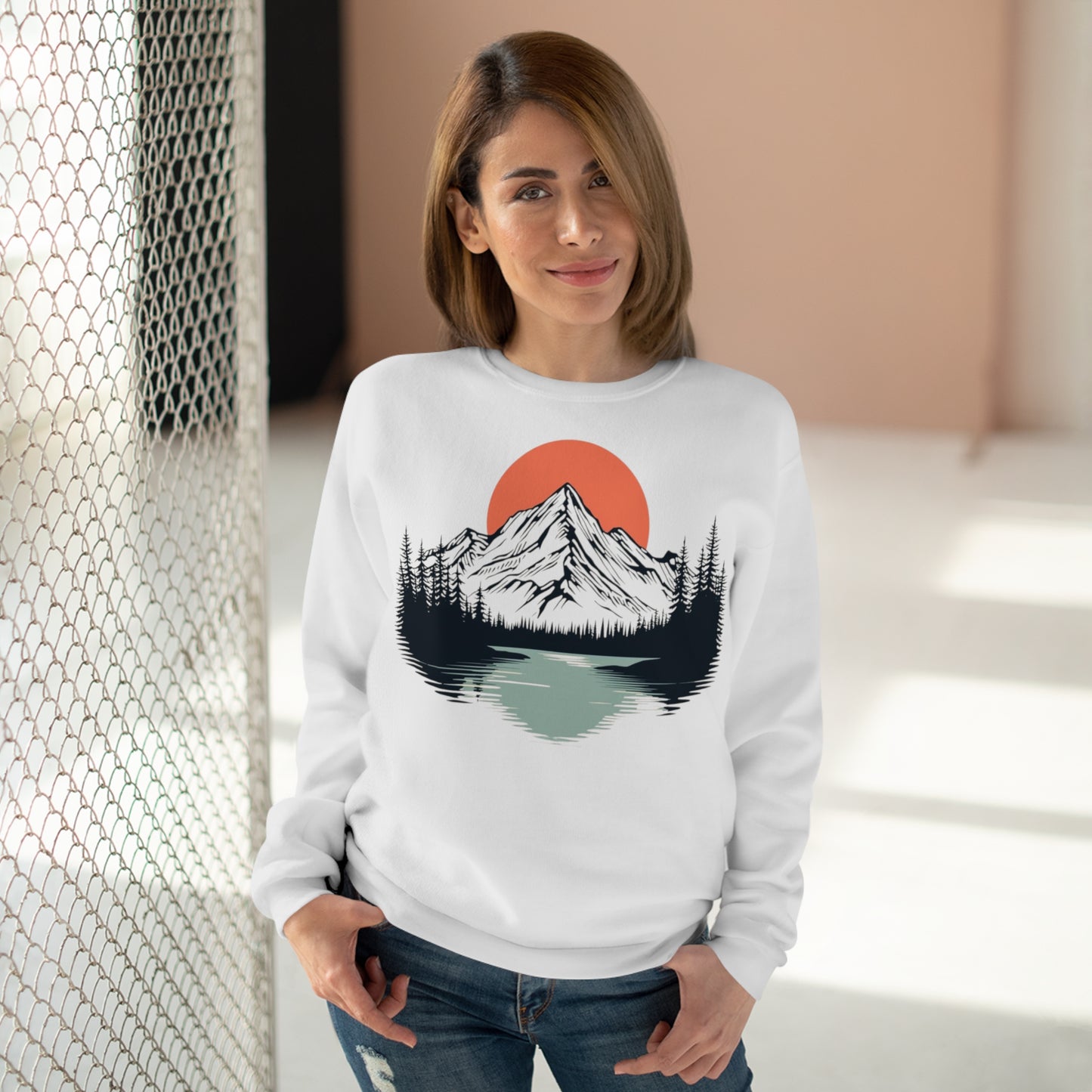 Alpenstille Crewneck — Sonnenaufgang über Wald & See