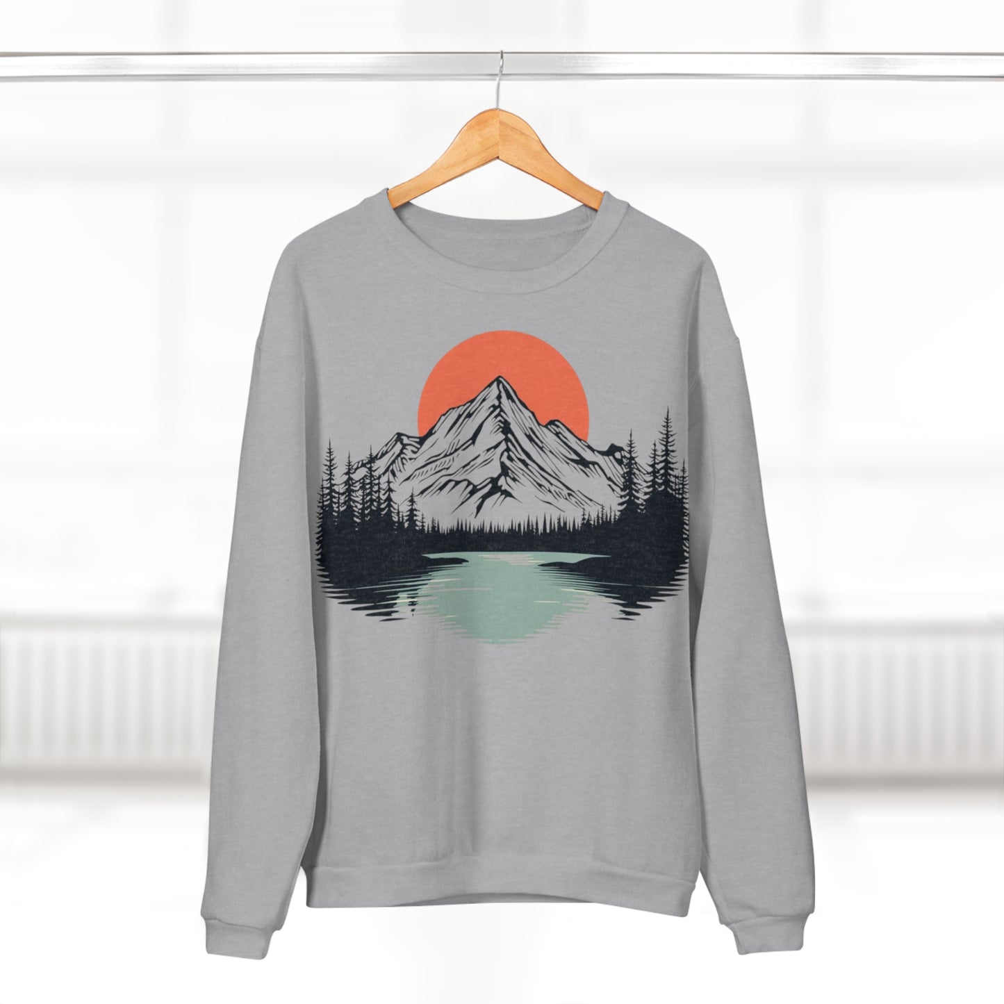 Alpenstille Crewneck — Sonnenaufgang über Wald & See