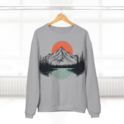 Alpenstille Crewneck — Sonnenaufgang über Wald & See