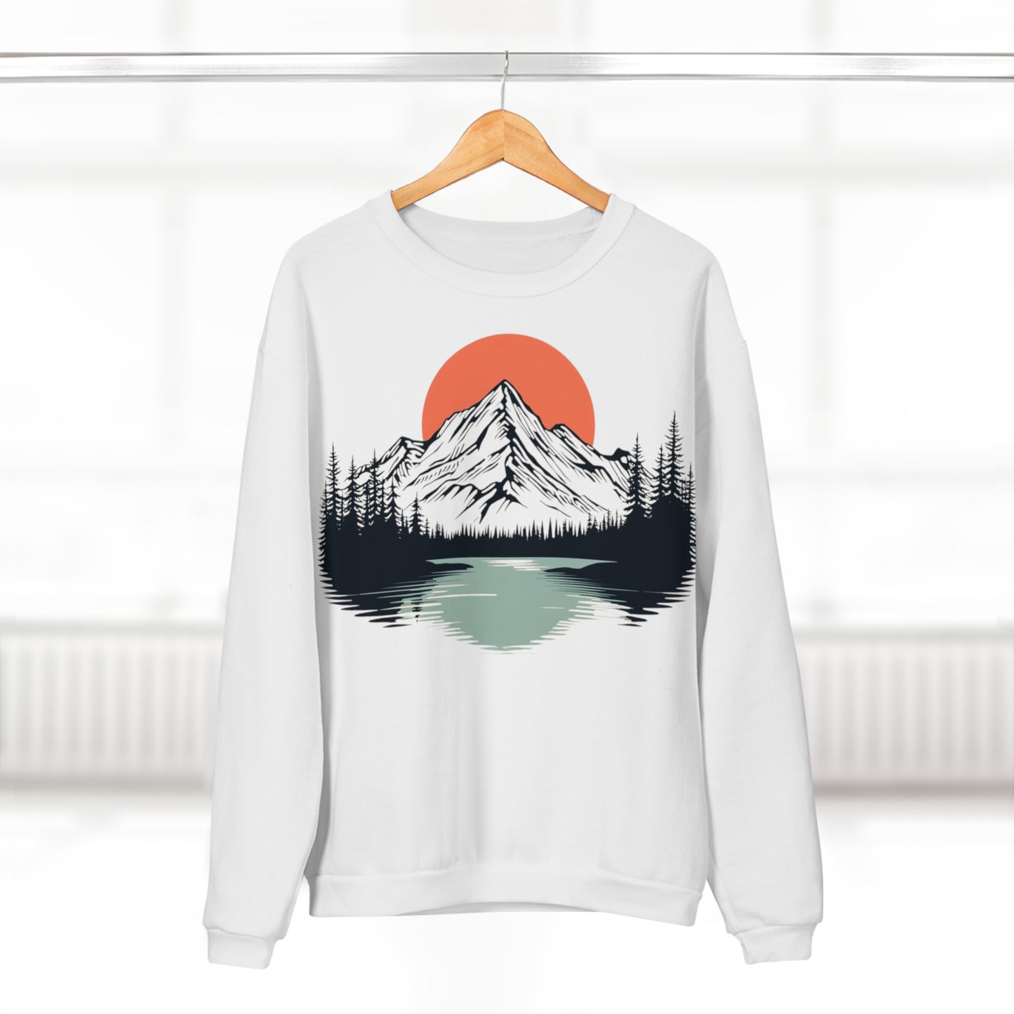 Alpenstille Crewneck — Sonnenaufgang über Wald & See