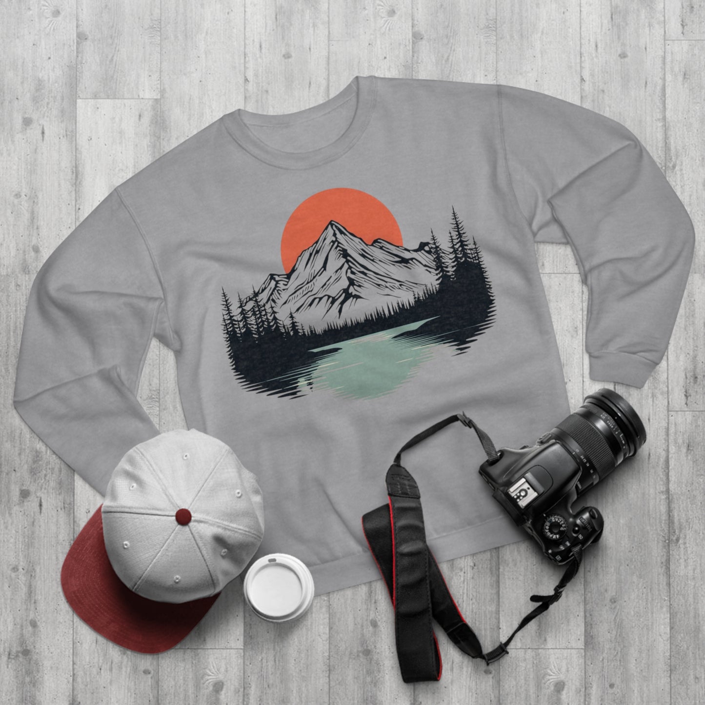 Alpenstille Crewneck — Sonnenaufgang über Wald & See