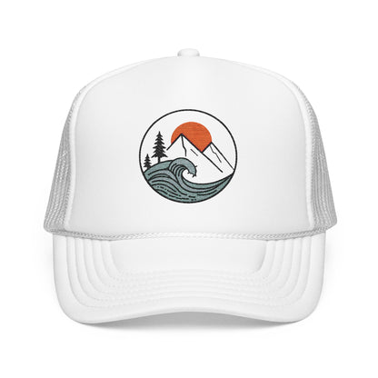 Trucker Cap „Wave Horizon“ – minimalistisches Naturdesign mit Berg & Sonne – ColorfulRobe