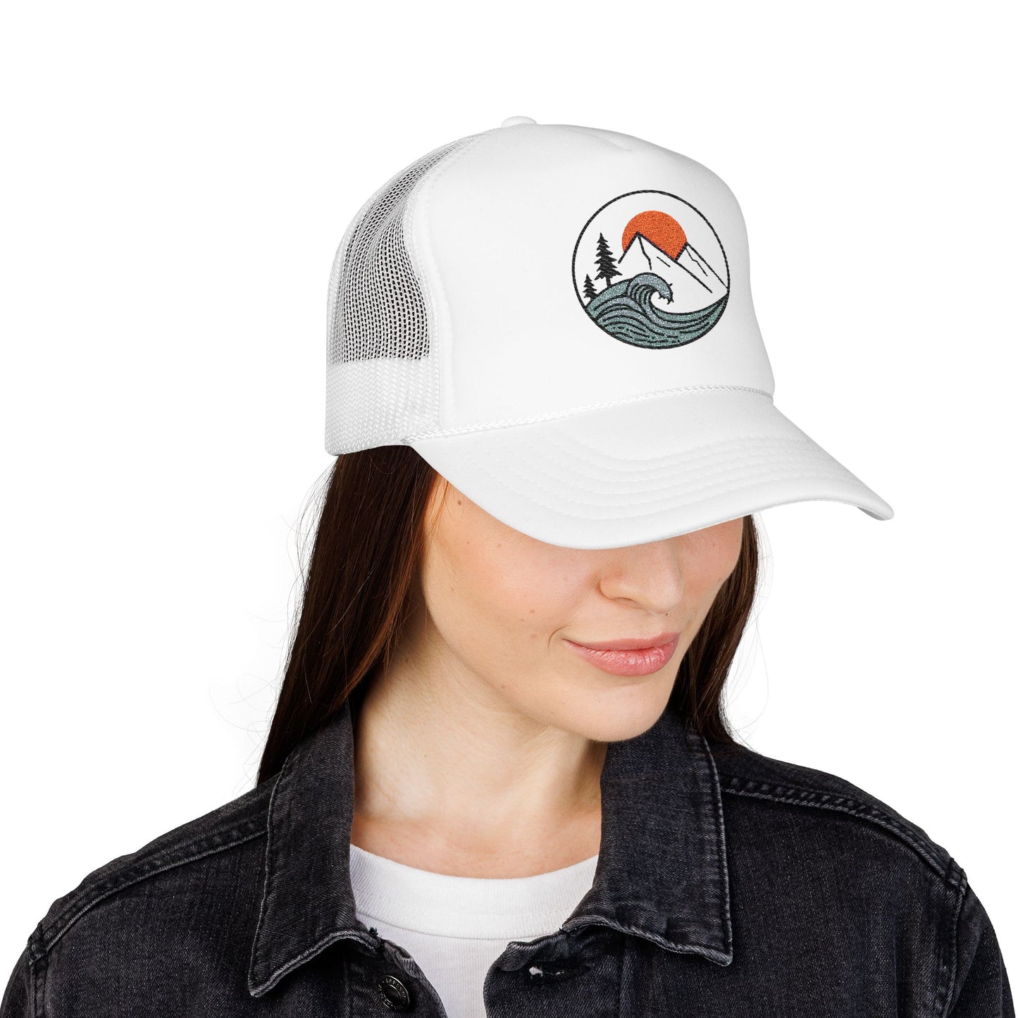 Trucker Cap „Wave Horizon“ – minimalistisches Naturdesign mit Berg & Sonne – ColorfulRobe