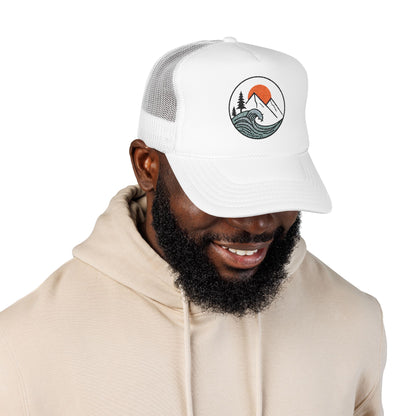 Trucker Cap „Wave Horizon“ – minimalistisches Naturdesign mit Berg & Sonne – ColorfulRobe