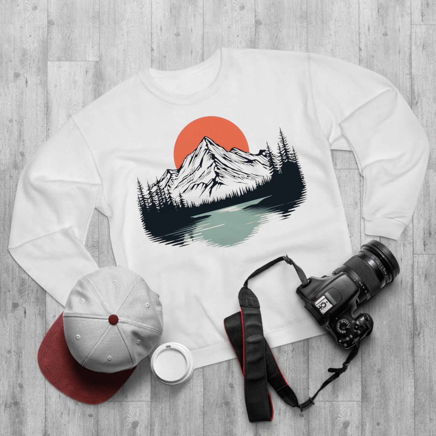 Alpenstille Crewneck — Sonnenaufgang über Wald & See