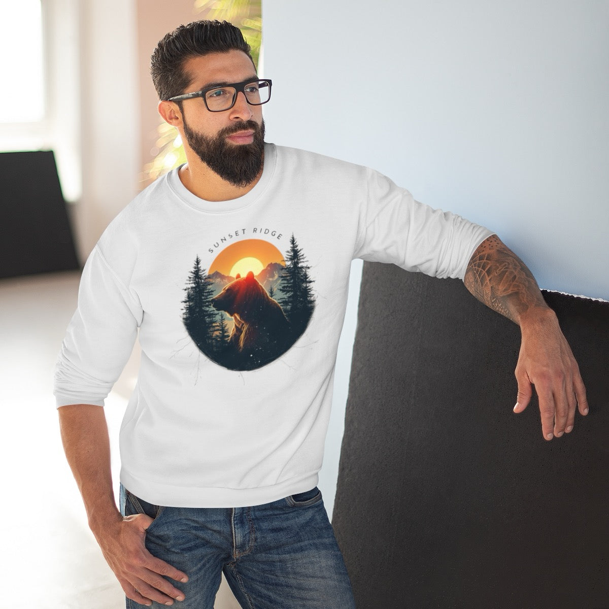 Sunset Ridge Sweatshirt – Outdoor Design mit Bär, Wald & Sonnenuntergang