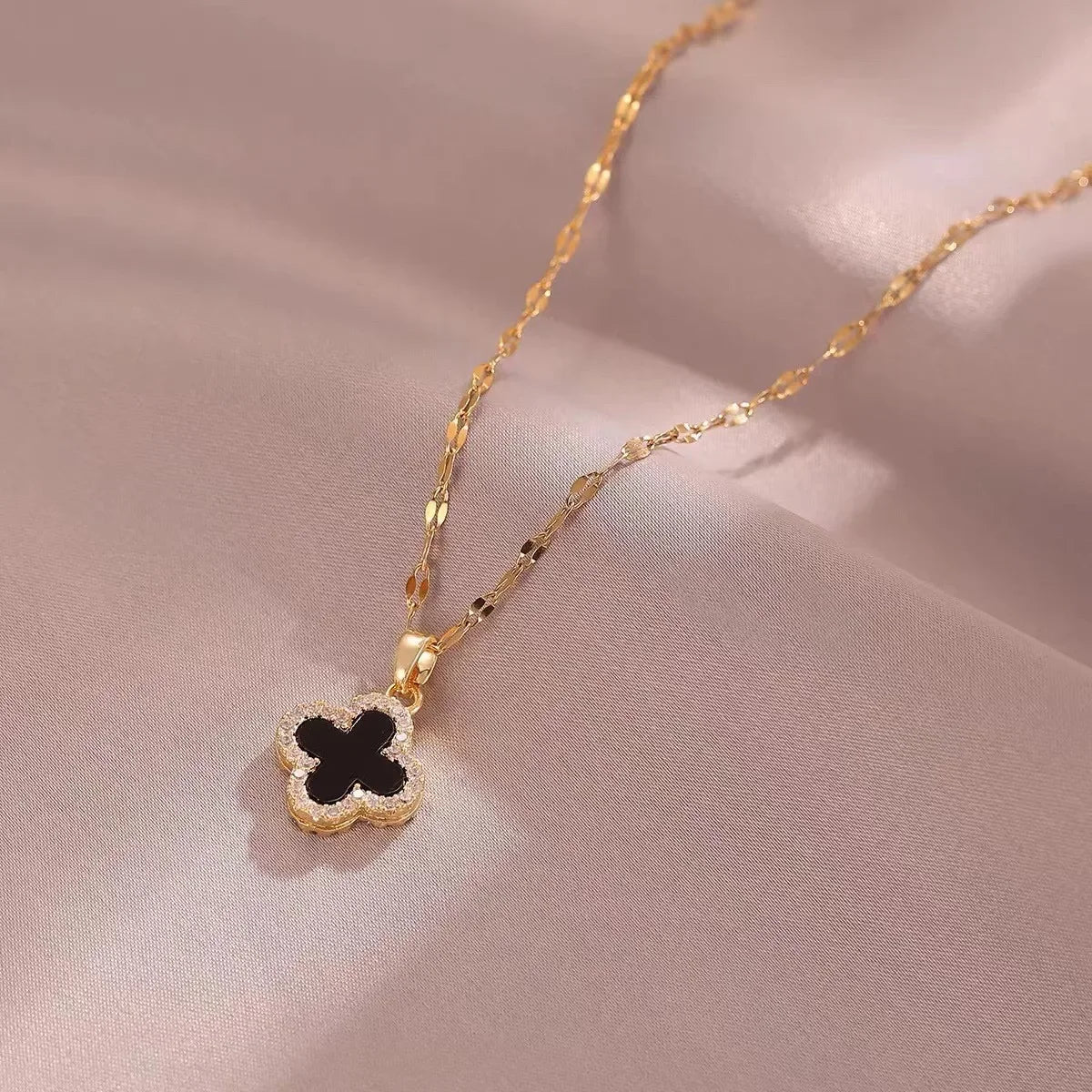 The fashionable and chic chic necklace is a light luxury and niche Instagram trendsetter