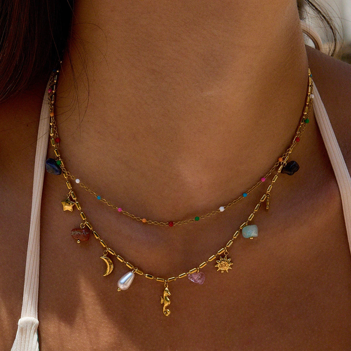 Goldene Charm Halskette – Perlen & Symbole Statement