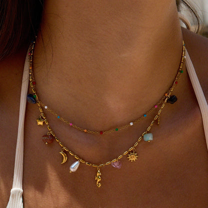 Goldene Charm Halskette – Perlen & Symbole Statement