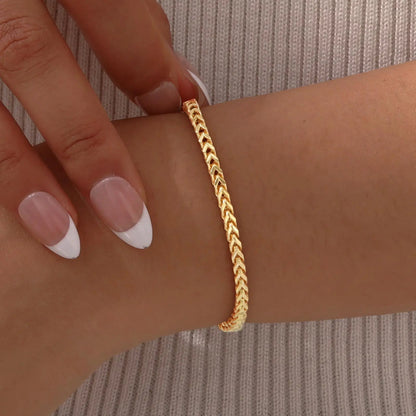 Edelstahl Damenarmband „Golden Shine“ – zarte Fischgräten-Kette | Minimalistischer Look