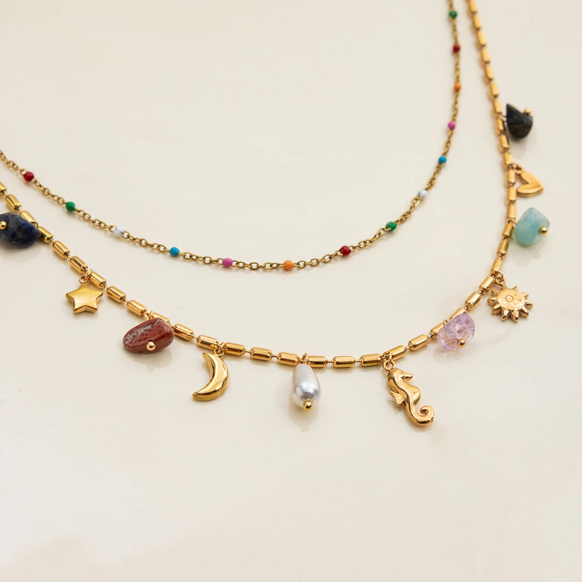 Goldene Charm Halskette – Perlen & Symbole Statement