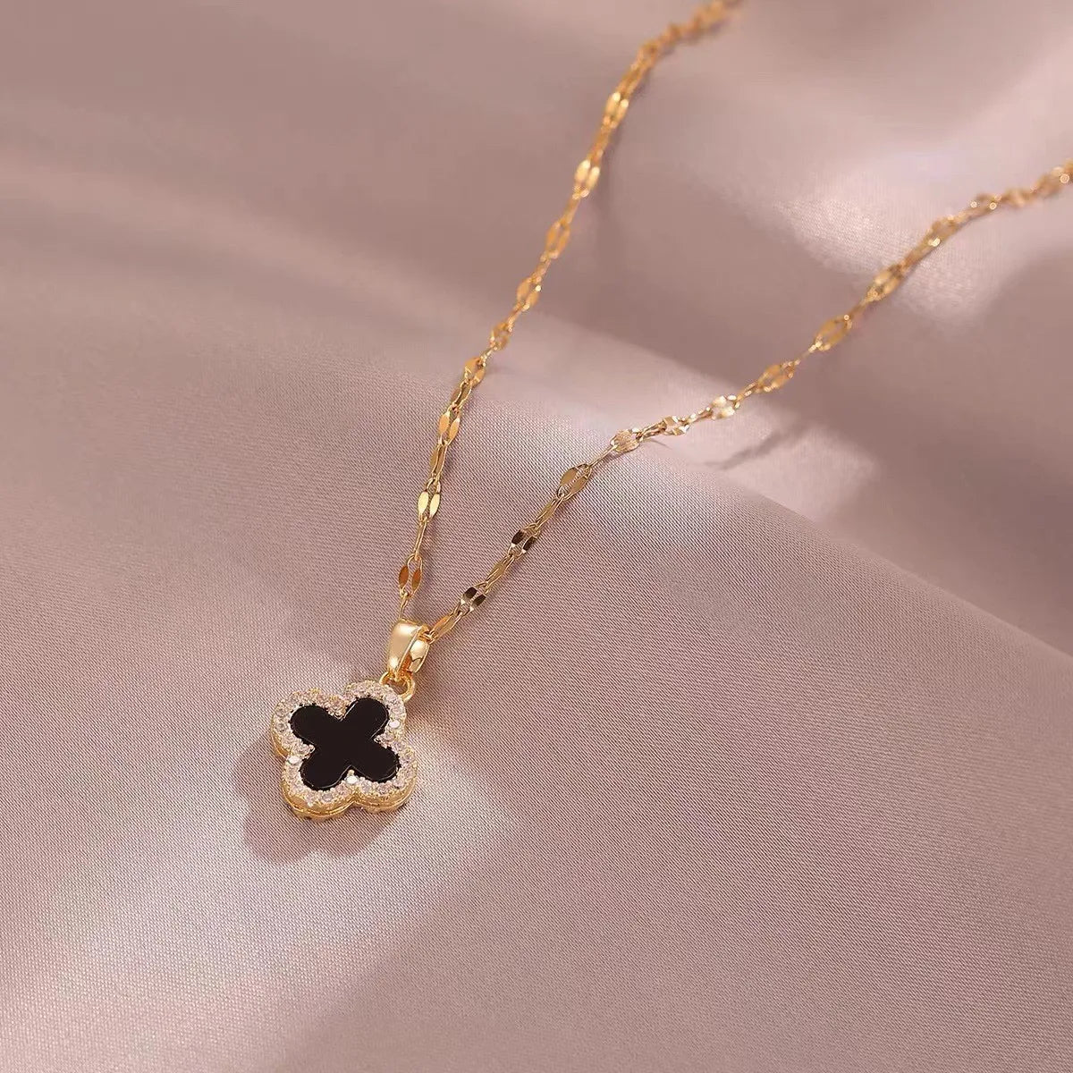 The fashionable and chic chic necklace is a light luxury and niche Instagram trendsetter