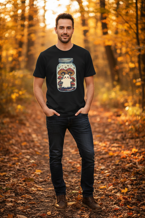 Mann trägt Whimsical Ghost Tee