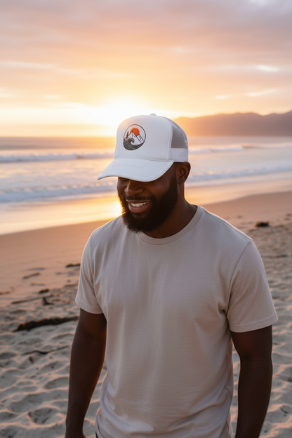 Mann trägt Wave Horizon Trucker Cap outdoor