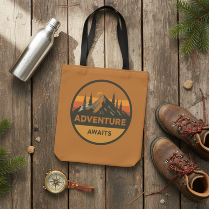 Adventure Awaits Tote Bag Flatlay mit Outdoor Ausrüstung